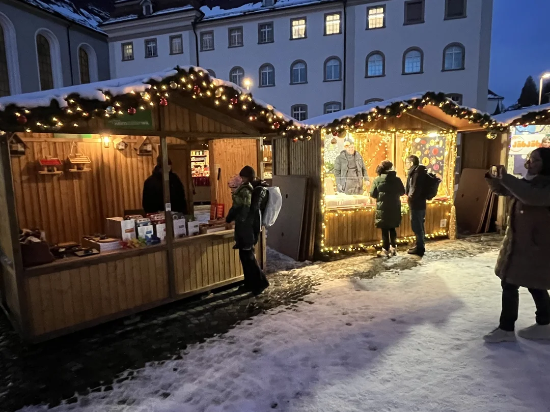 Sternenmarkt 2025 St.Gallen auf dem Gallusplatz im Schnee
