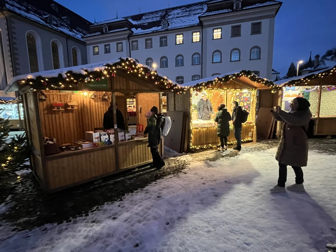 Sternenmarkt 2025 St.Gallen auf dem Gallusplatz im Schnee