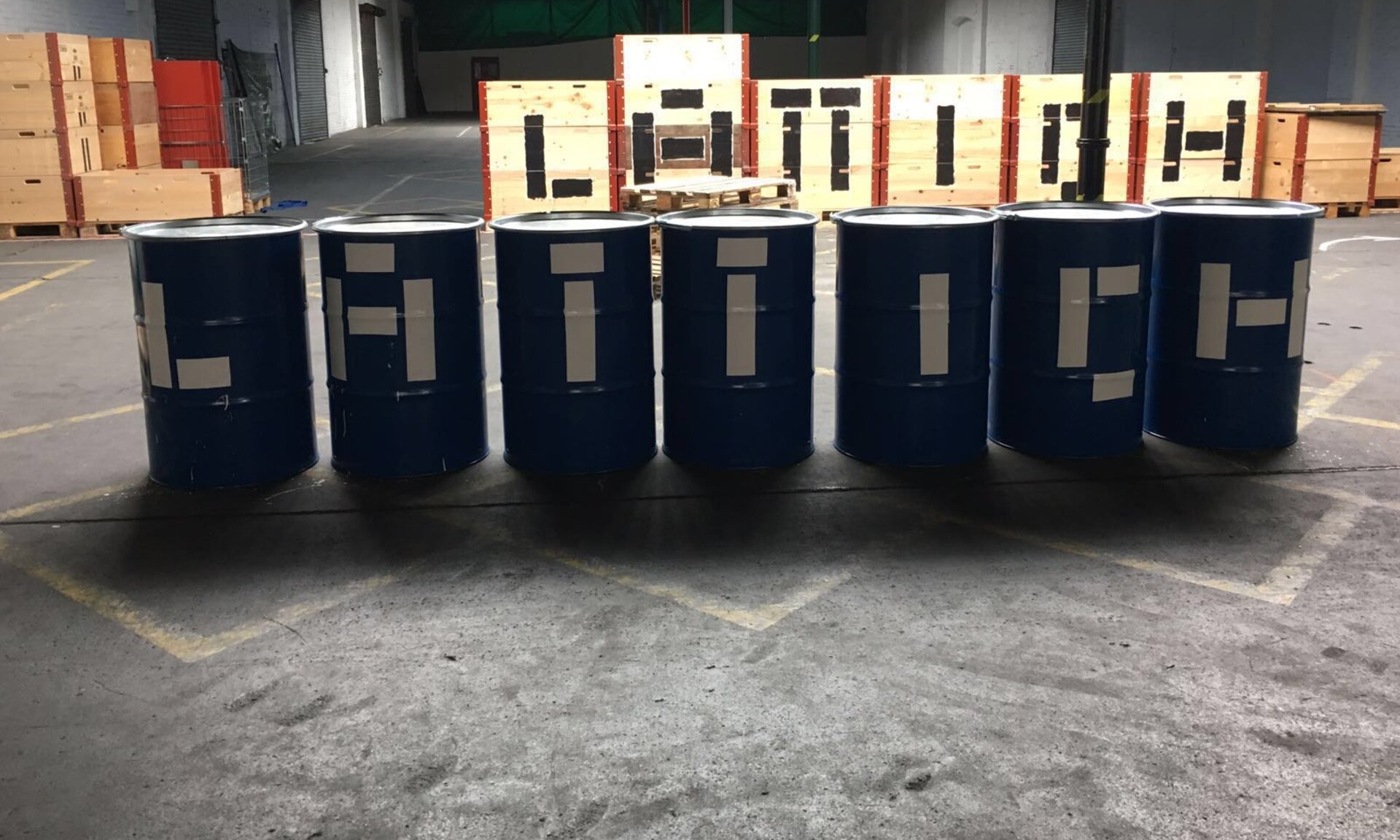 Lattich leere Halle mit Fässern und Trennwand