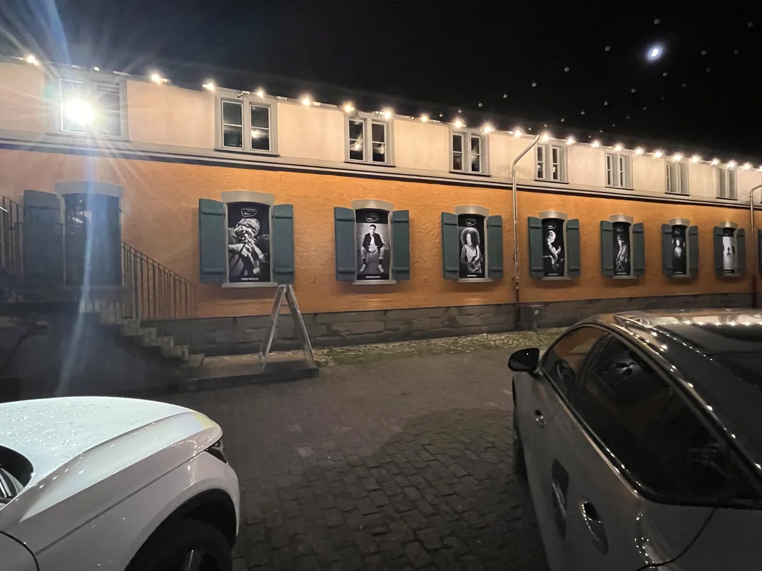 Fensterfront mit Konzertplakaten