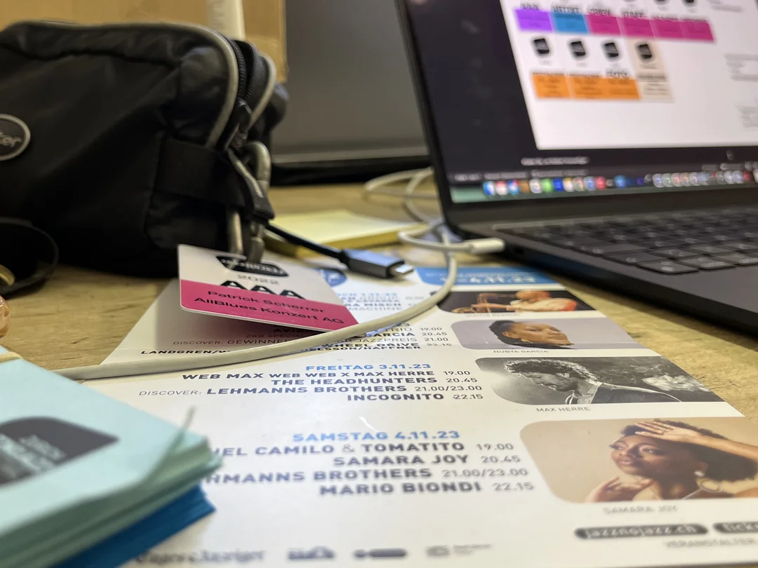 Arbeitsplatz im Produktionscontainer